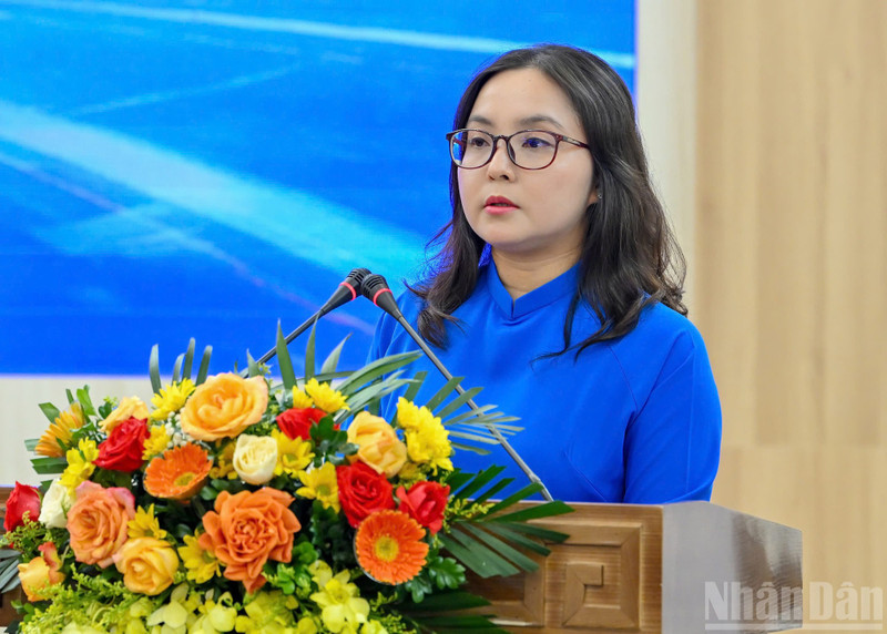 Le Khanh Binh, secretaria del Comité de la UJCHCM en el periódico Nhan Dan en el mandato XXVII (2020-2025), pronuncia un discurso.
